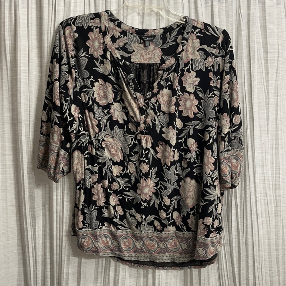 Women’s Lucky Brand  top.  3/4 length sleeves.
